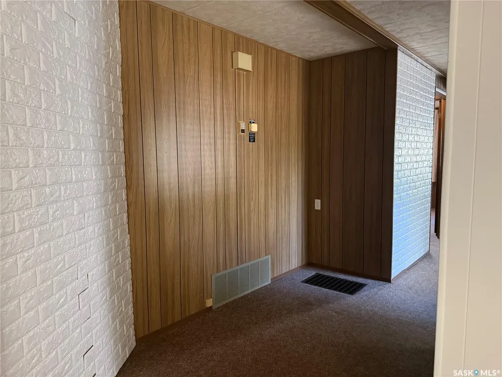 1455 9th Avenue NE Moose Jaw SK S6J 1C6