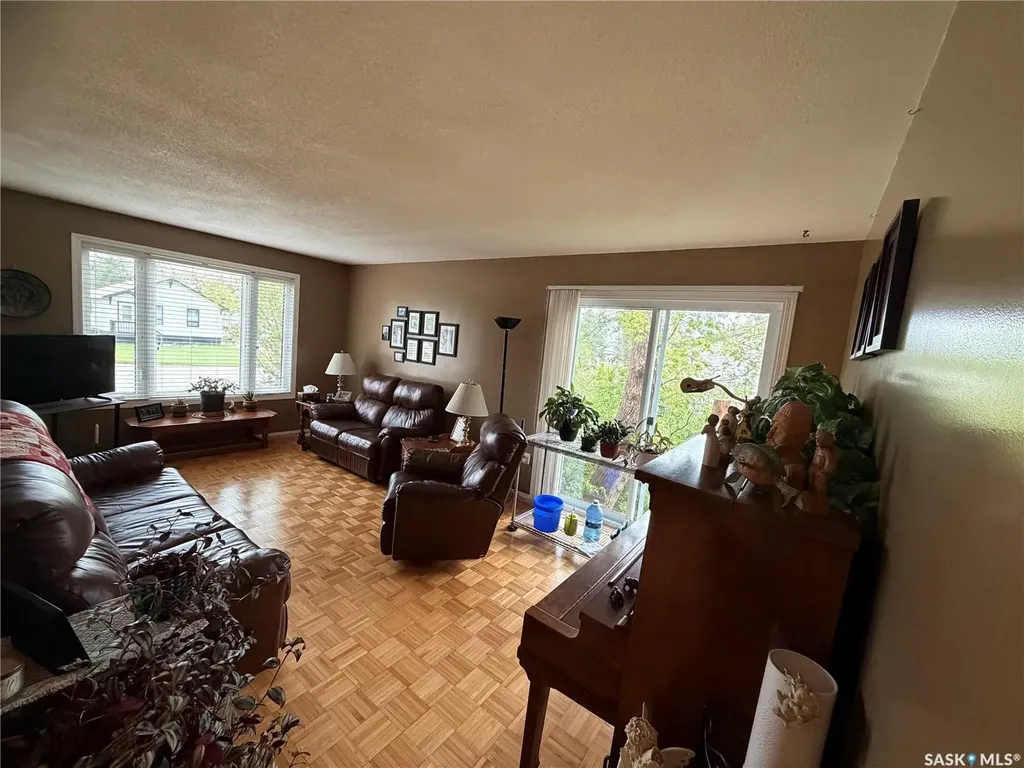 214 4th Street E Carnduff SK S0C 0S0