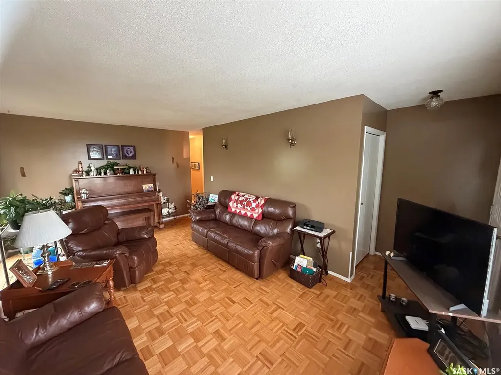 214 4th Street E Carnduff SK S0C 0S0