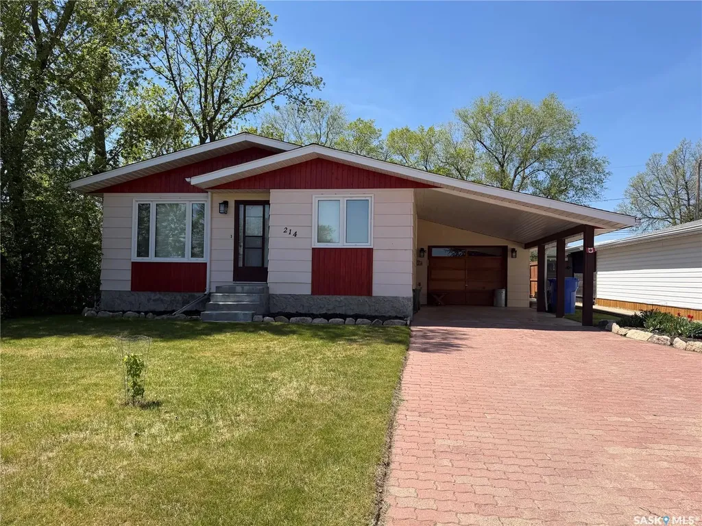 214 4th Street E Carnduff SK S0C 0S0