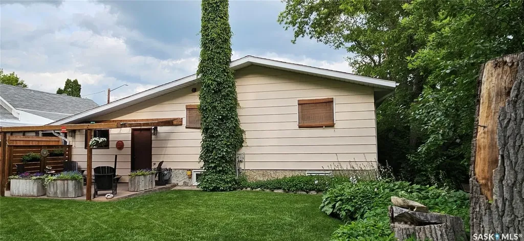 214 4th Street E Carnduff SK S0C 0S0