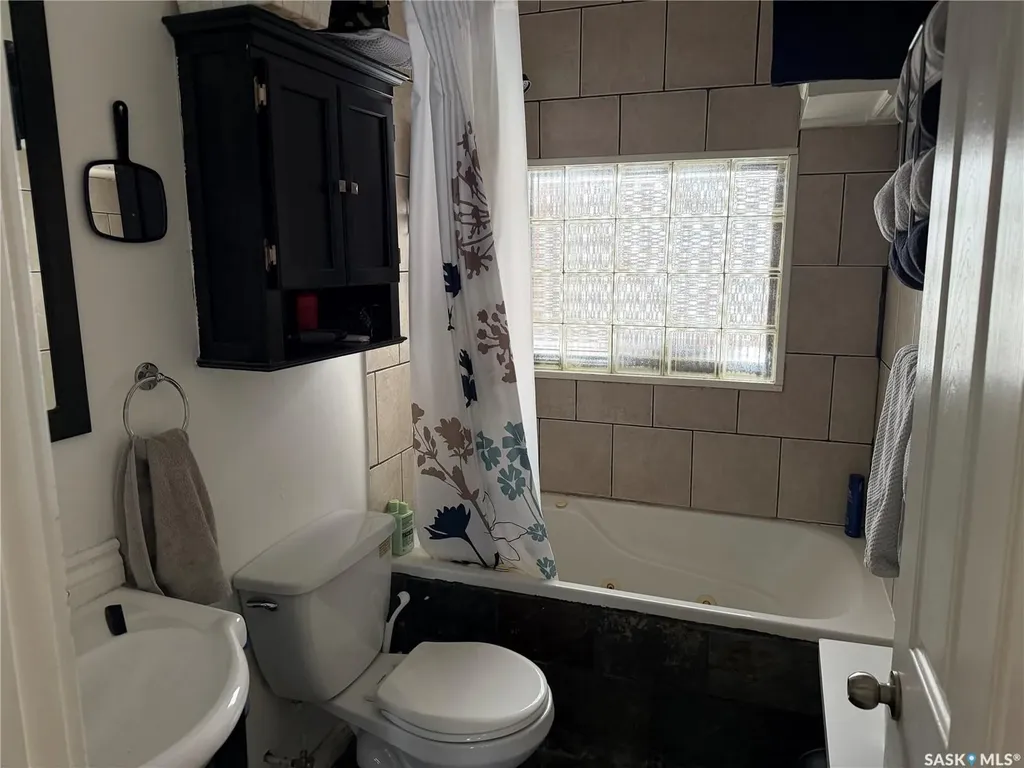 936 Wallace Street Regina SK S4N 3Y5
