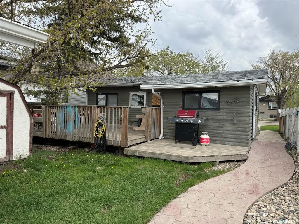 936 Wallace Street Regina SK S4N 3Y5