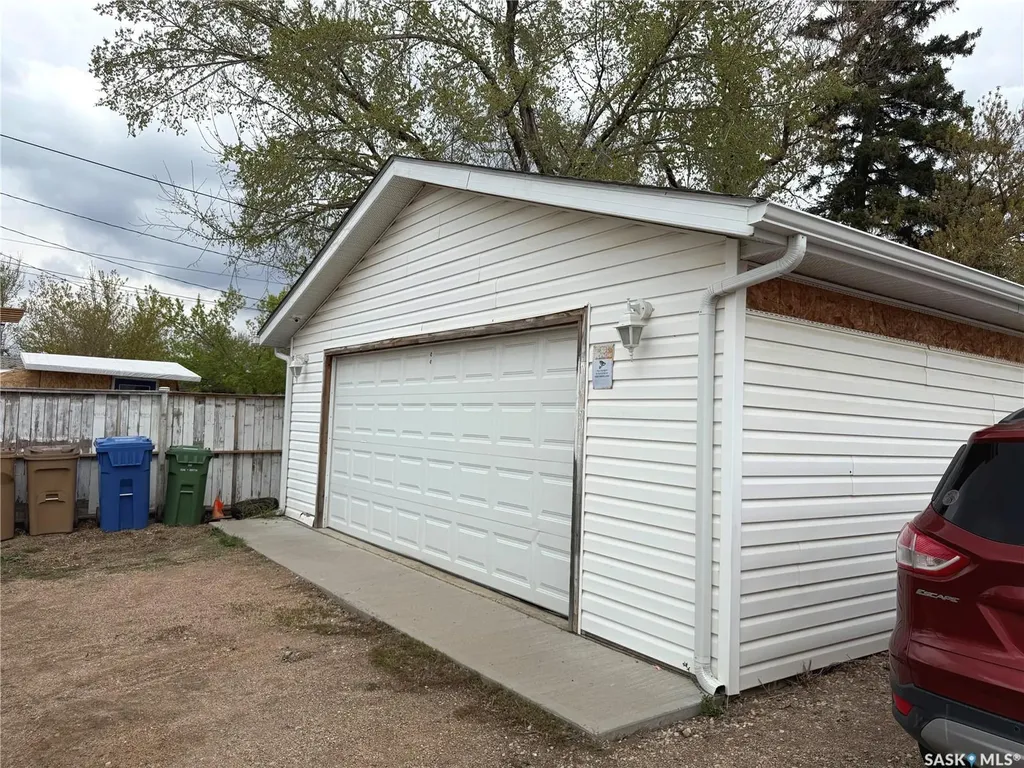 936 Wallace Street Regina SK S4N 3Y5