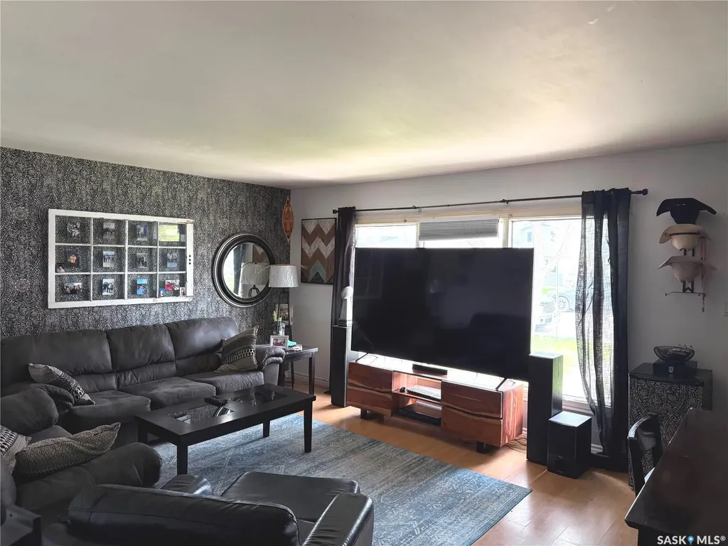 936 Wallace Street Regina SK S4N 3Y5