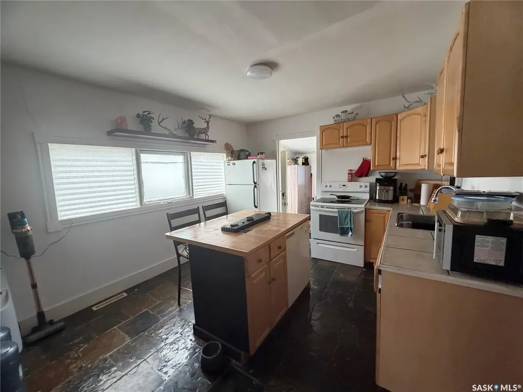 936 Wallace Street Regina SK S4N 3Y5