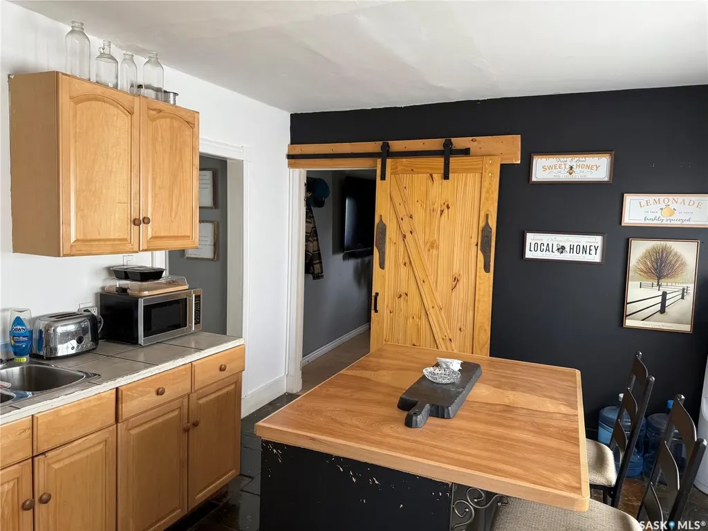 936 Wallace Street Regina SK S4N 3Y5