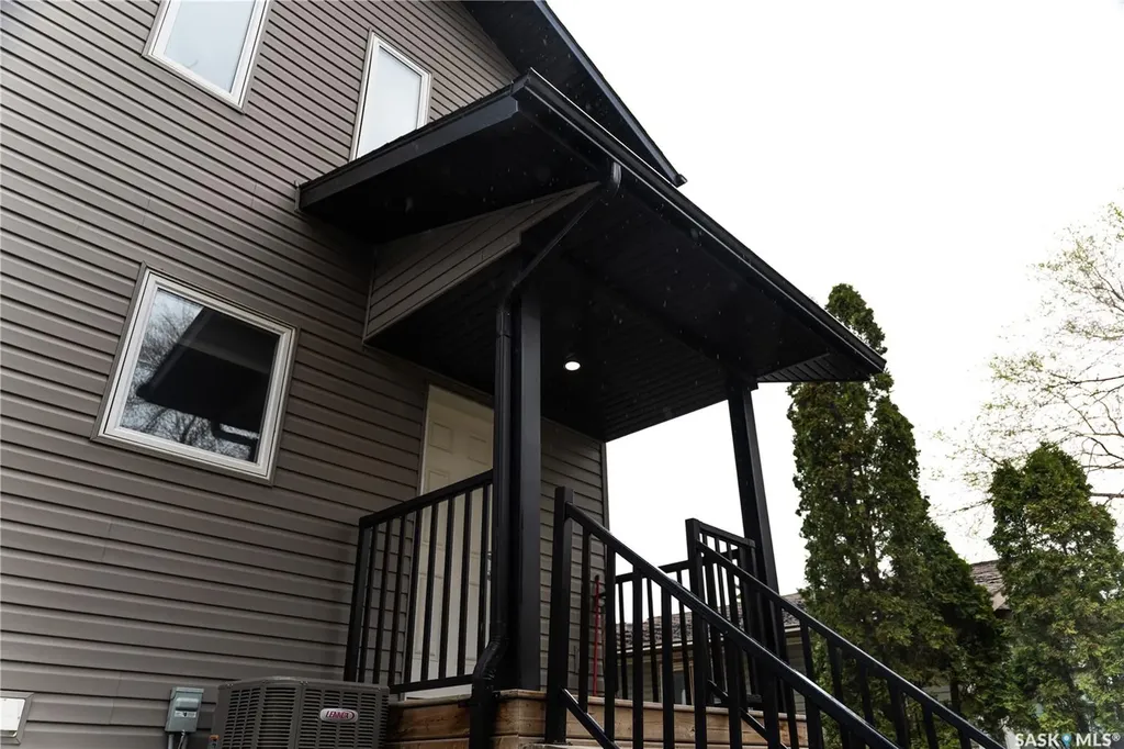 145 Mcintyre Street N Regina SK S4R 3B6