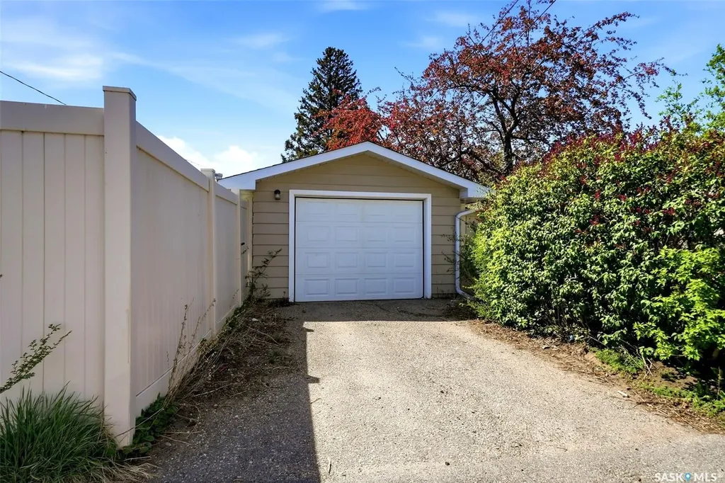 2533 Pasqua Street Regina SK S4S 0M3