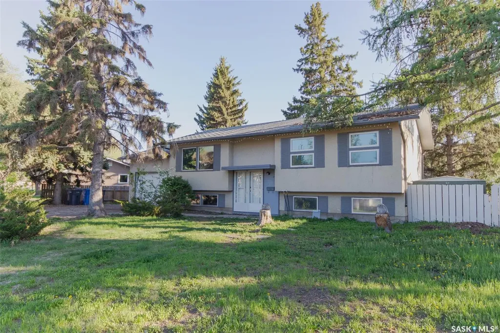 9704 97th Drive North Battleford SK S9A 0L4