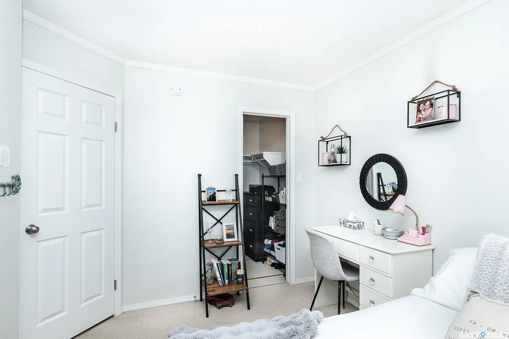 225 Hassard Close Saskatoon SK S7L 2W8