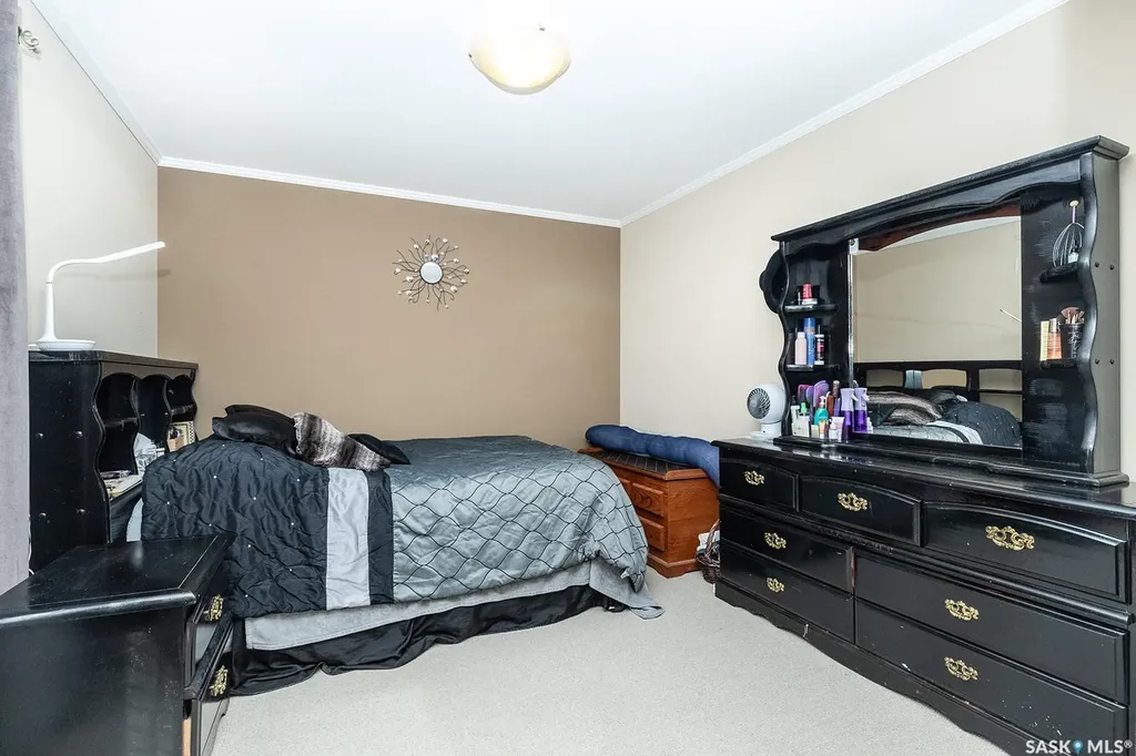 225 Hassard Close Saskatoon SK S7L 2W8