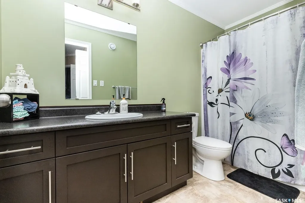 225 Hassard Close Saskatoon SK S7L 2W8