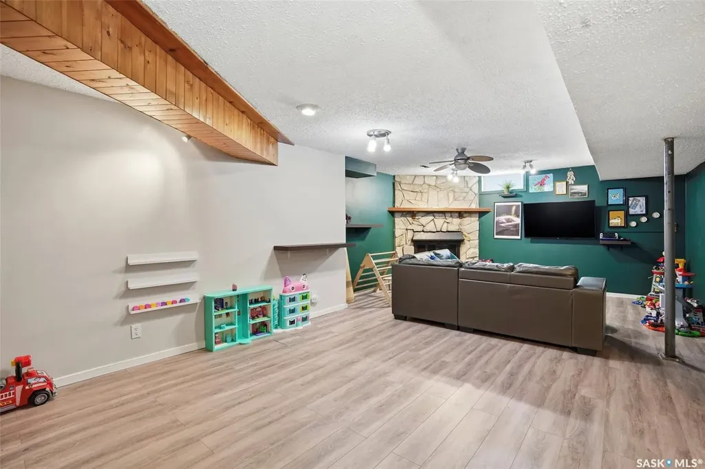 2122 37th Street W Saskatoon SK S7L 4E3