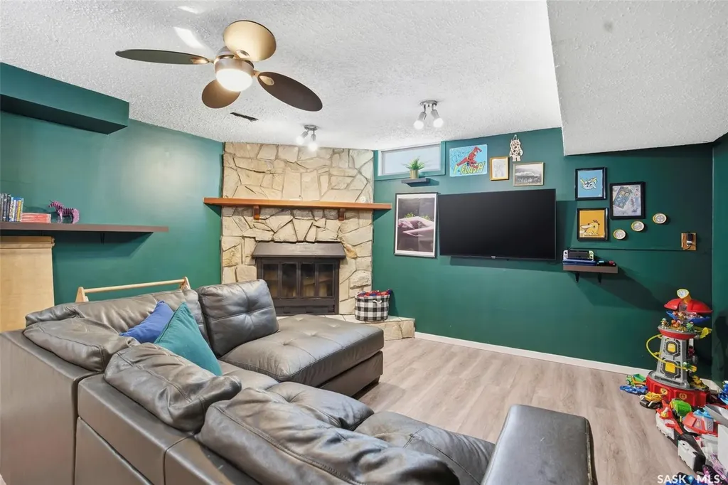 2122 37th Street W Saskatoon SK S7L 4E3
