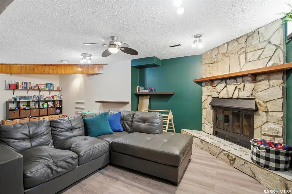 2122 37th Street W Saskatoon SK S7L 4E3
