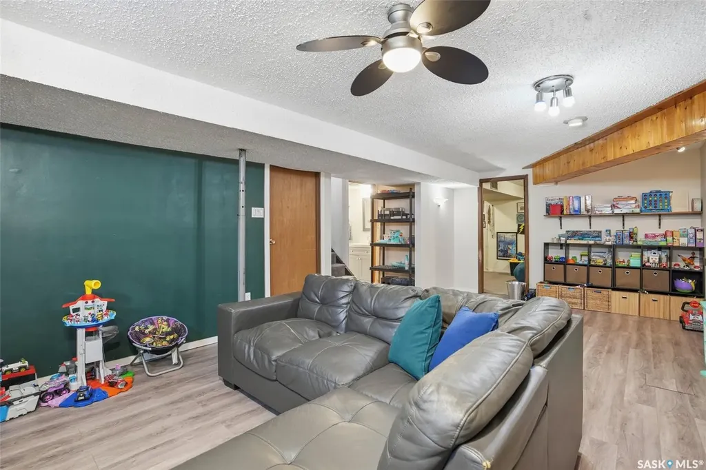 2122 37th Street W Saskatoon SK S7L 4E3