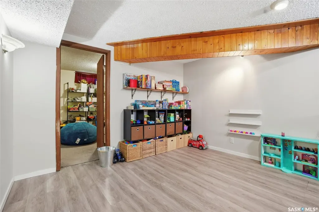 2122 37th Street W Saskatoon SK S7L 4E3