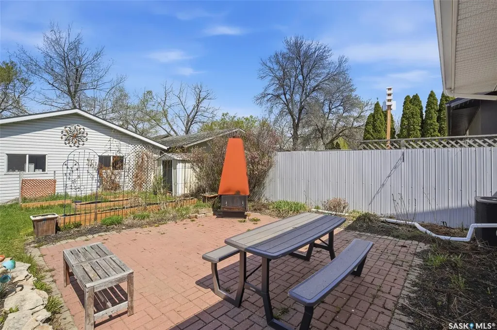 2122 37th Street W Saskatoon SK S7L 4E3