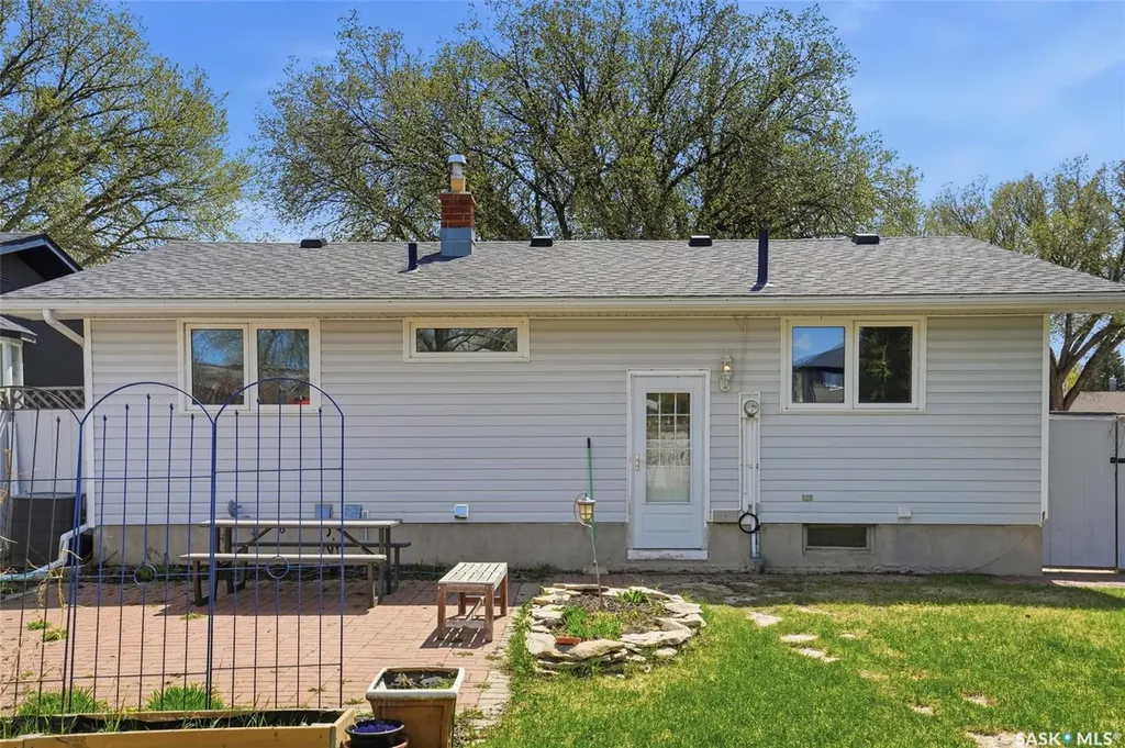 2122 37th Street W Saskatoon SK S7L 4E3