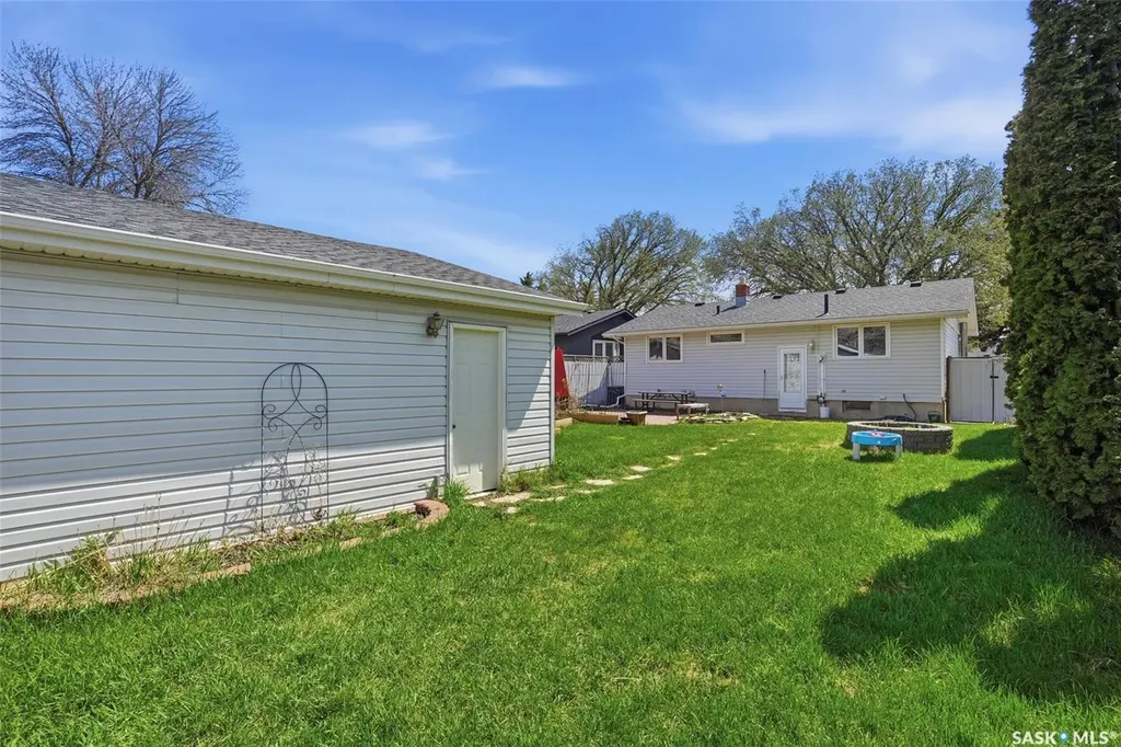 2122 37th Street W Saskatoon SK S7L 4E3