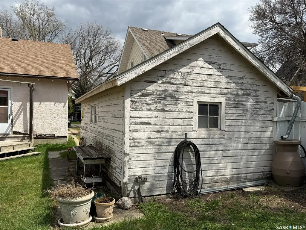 439 Assiniboia Street Weyburn SK S4H 0R5