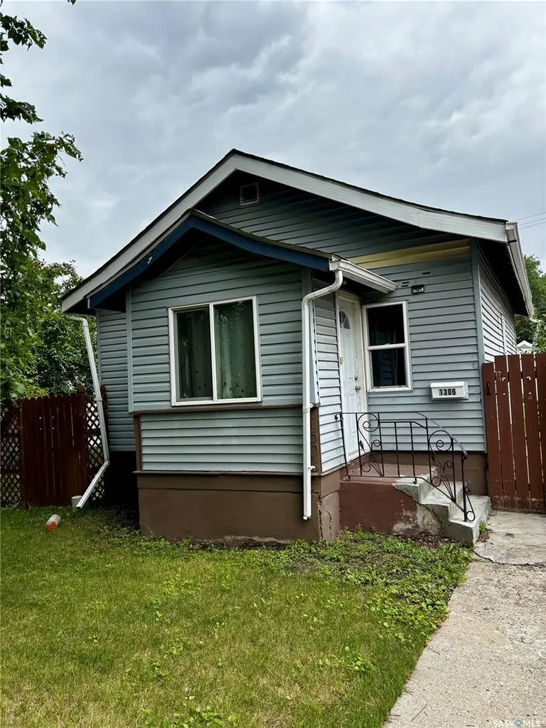 1306 B Avenue N Saskatoon SK S7L 1G5