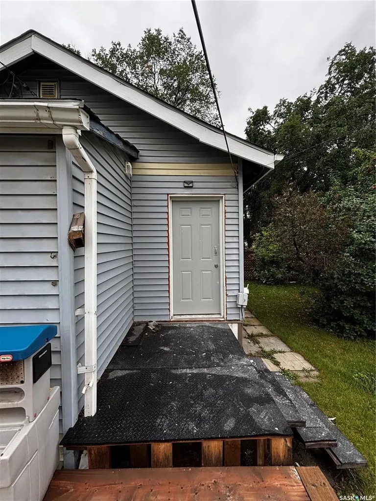 1306 B Avenue N Saskatoon SK S7L 1G5