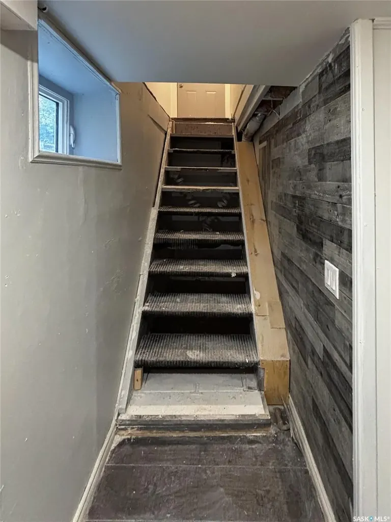 1306 B Avenue N Saskatoon SK S7L 1G5
