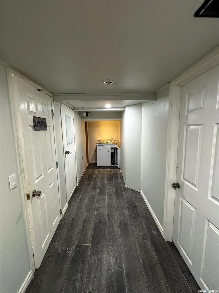 1306 B Avenue N Saskatoon SK S7L 1G5