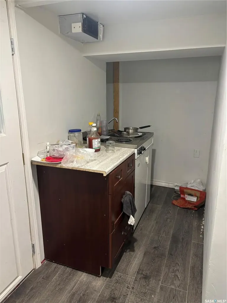 1306 B Avenue N Saskatoon SK S7L 1G5