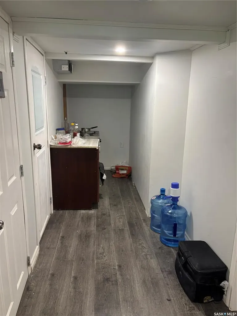 1306 B Avenue N Saskatoon SK S7L 1G5