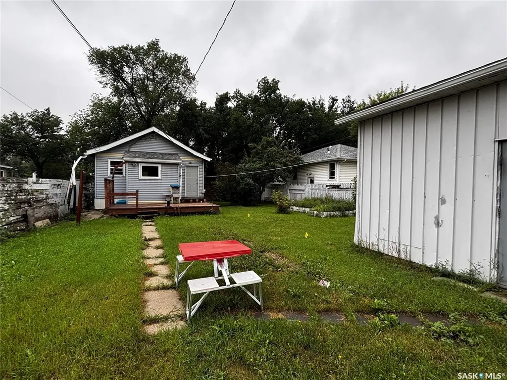 1306 B Avenue N Saskatoon SK S7L 1G5