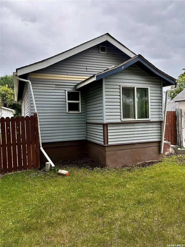 1306 B Avenue N Saskatoon SK S7L 1G5