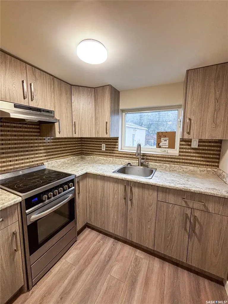 1306 B Avenue N Saskatoon SK S7L 1G5