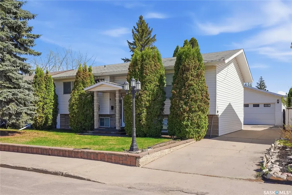 3355 Fairlight Drive Saskatoon SK S7N 4M1