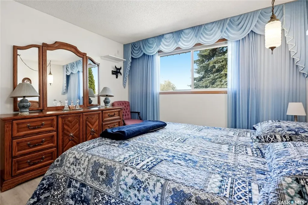 3355 Fairlight Drive Saskatoon SK S7N 4M1