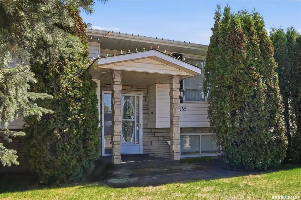 3355 Fairlight Drive Saskatoon SK S7N 4M1