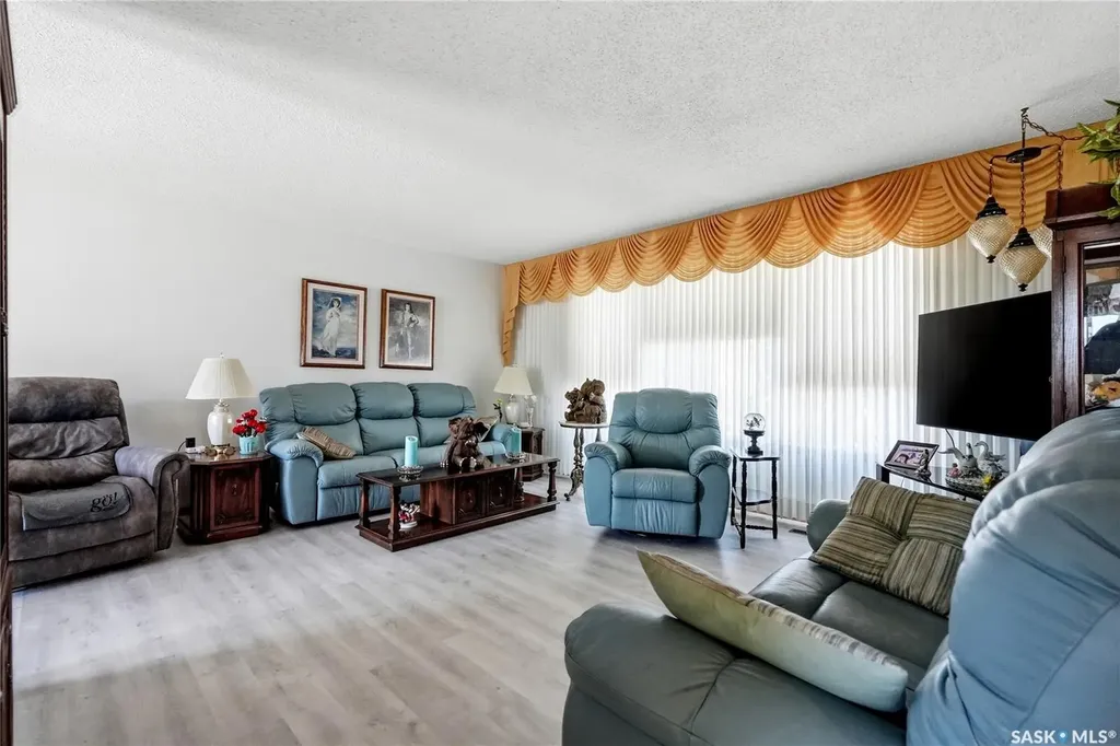 3355 Fairlight Drive Saskatoon SK S7N 4M1
