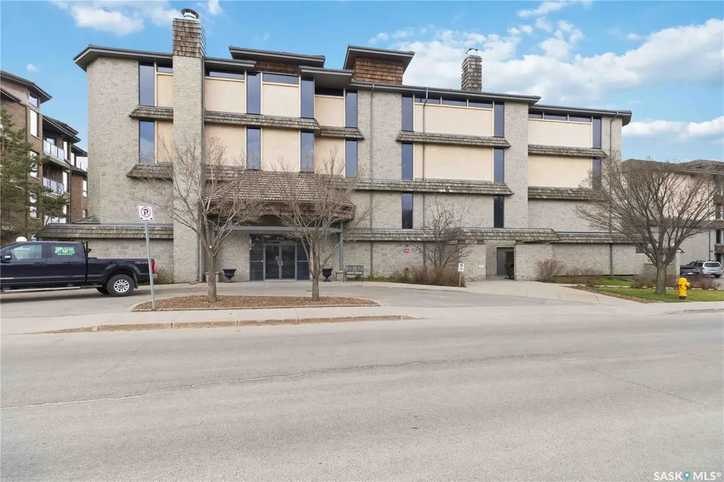619 Saskatchewan Crescent W Saskatoon SK S7M 0A5