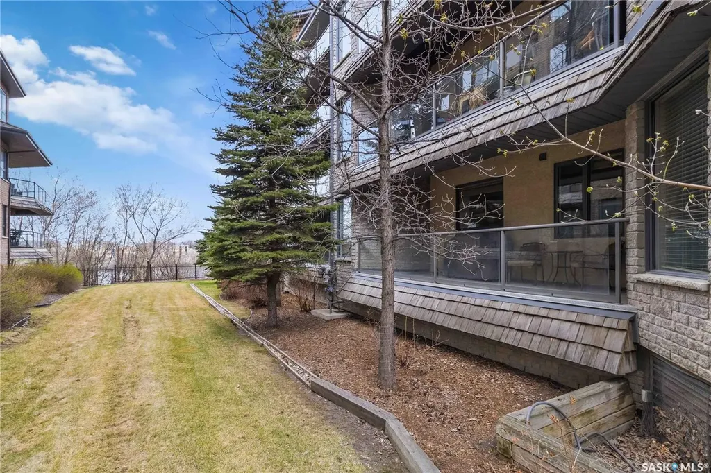 619 Saskatchewan Crescent W Saskatoon SK S7M 0A5
