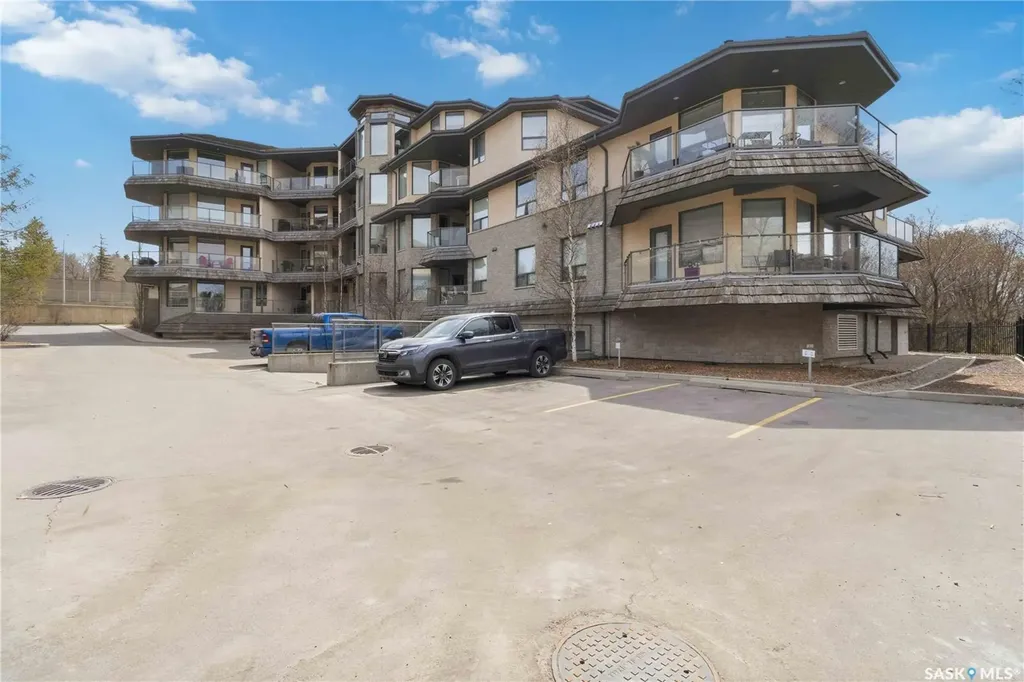 619 Saskatchewan Crescent W Saskatoon SK S7M 0A5