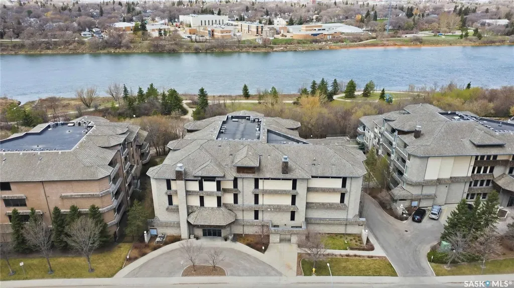 619 Saskatchewan Crescent W Saskatoon SK S7M 0A5