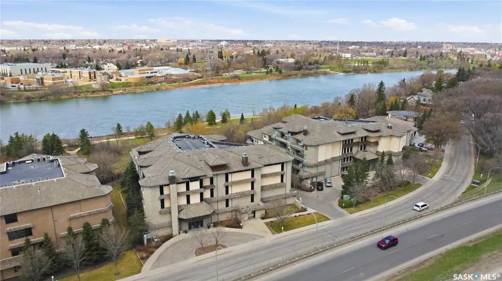 619 Saskatchewan Crescent W Saskatoon SK S7M 0A5