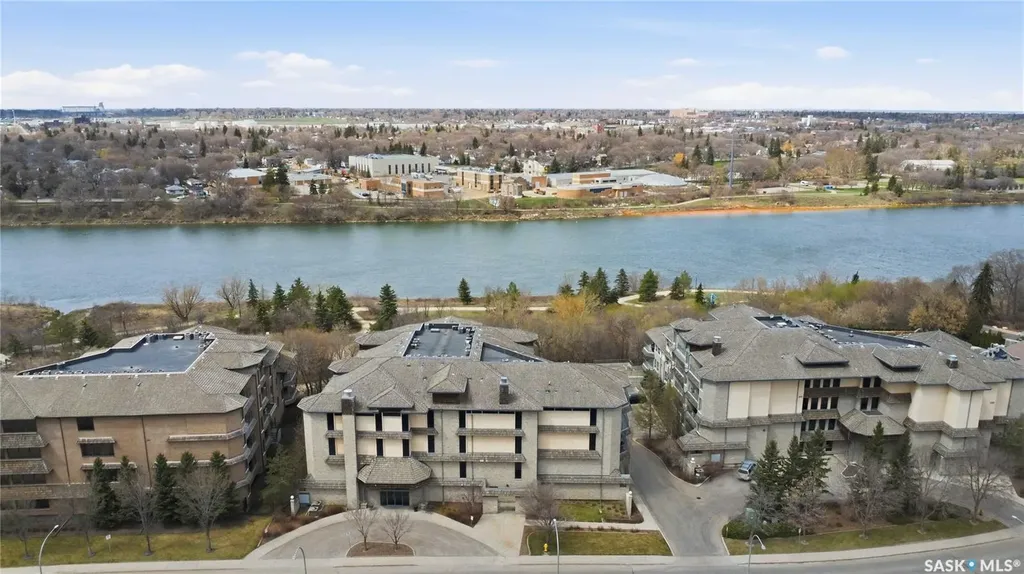 619 Saskatchewan Crescent W Saskatoon SK S7M 0A5