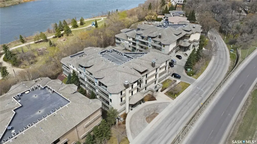 619 Saskatchewan Crescent W Saskatoon SK S7M 0A5