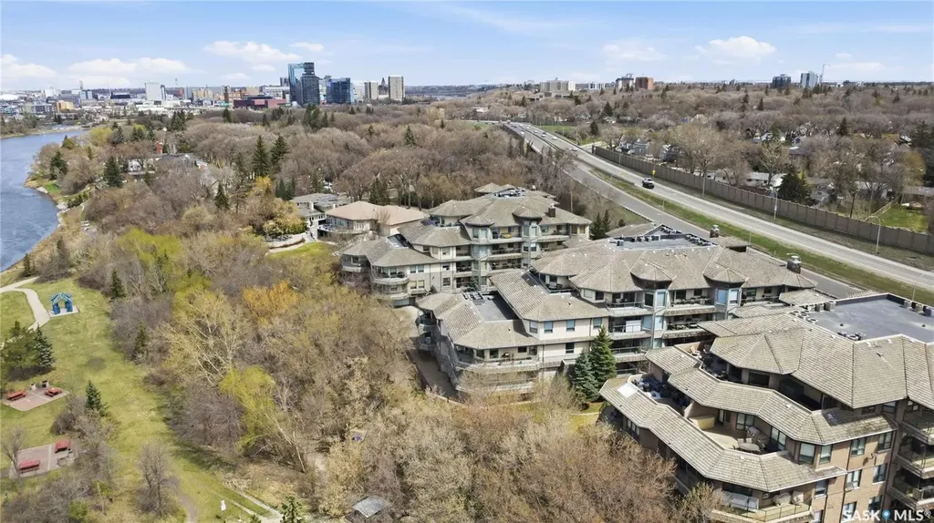619 Saskatchewan Crescent W Saskatoon SK S7M 0A5