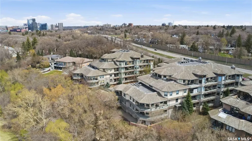 619 Saskatchewan Crescent W Saskatoon SK S7M 0A5