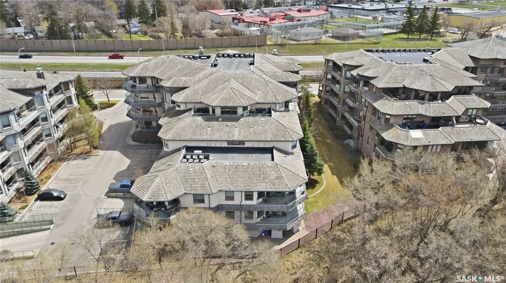619 Saskatchewan Crescent W Saskatoon SK S7M 0A5