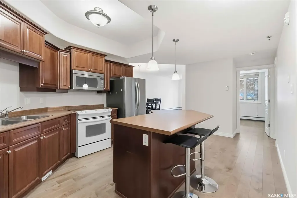 619 Saskatchewan Crescent W Saskatoon SK S7M 0A5